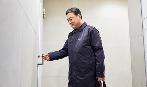 管理員室の鍵を閉めている様子