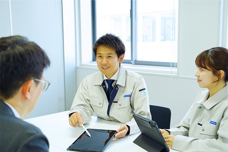 会議室でミーティングを行う様子